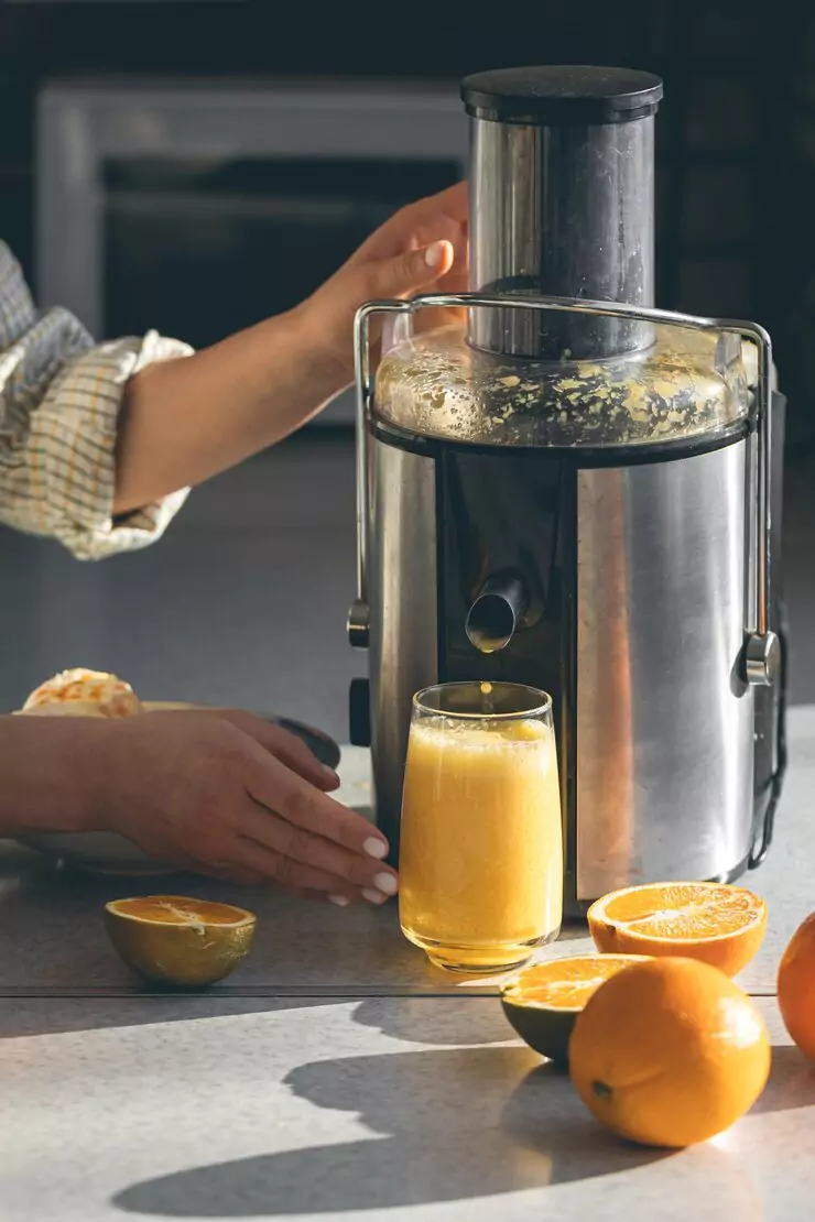 makes-orange-juice-home-kitchen-with-electric-juicer